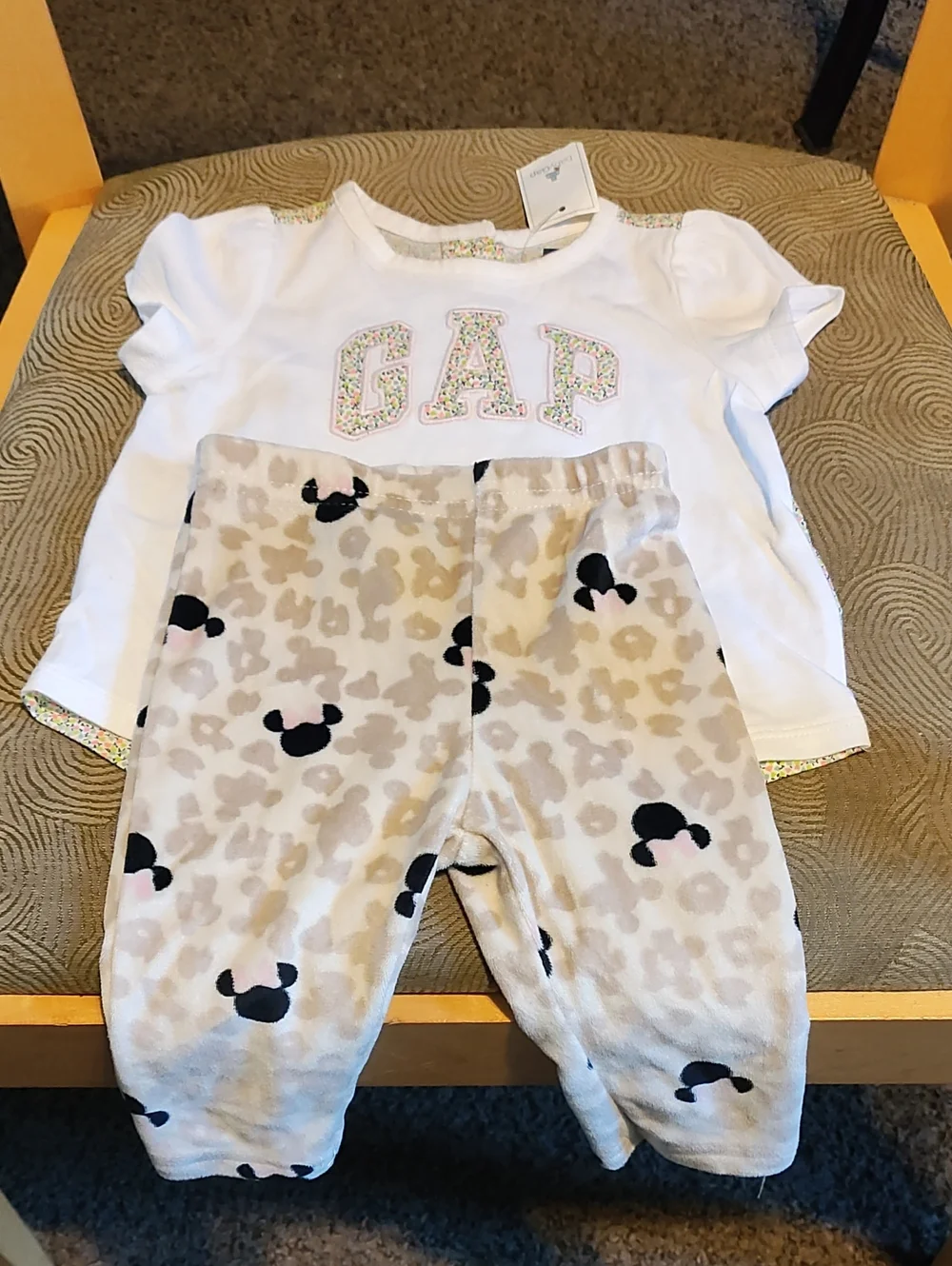 GAP White Top with Beige Leopard & Black Mouse-Pants